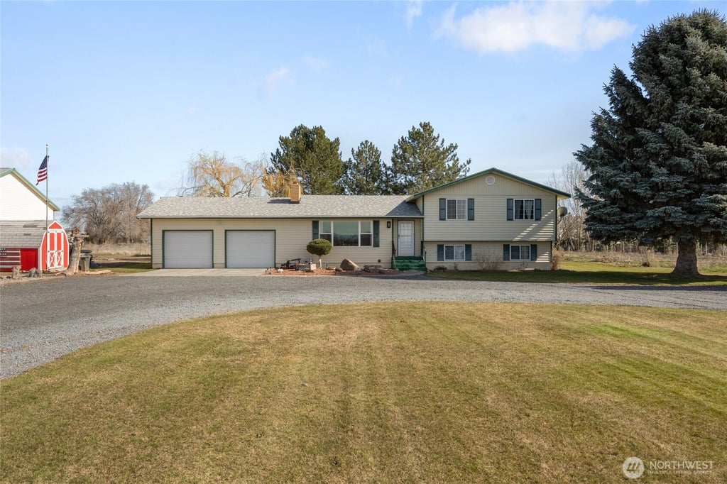 Photo of 6919 D.5 Road NE, Moses Lake, WA 98837 (MLS # 2575001)
