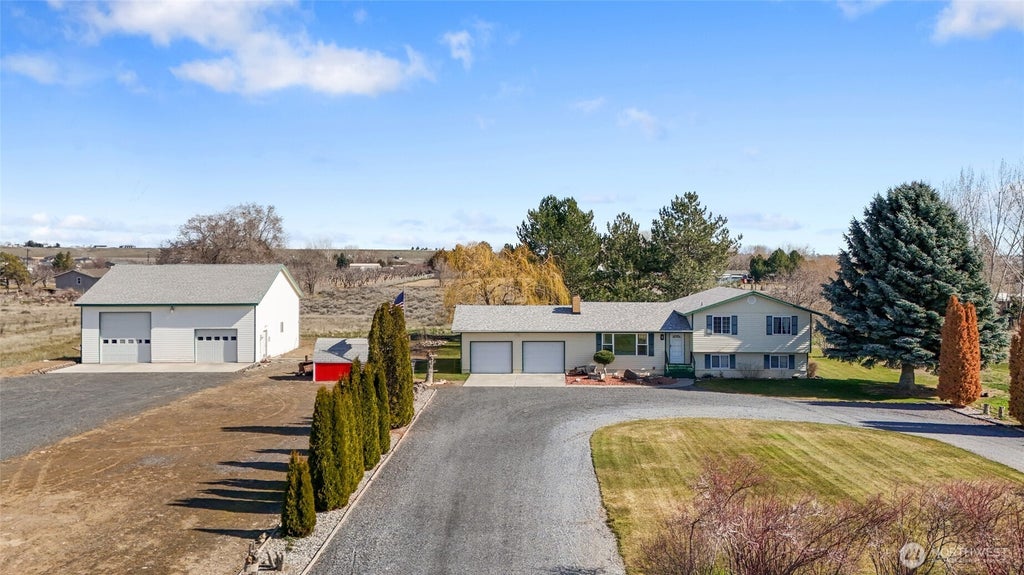 Photo of 6919 D.5 Road NE, Moses Lake, WA 98837 (MLS # 2575001)