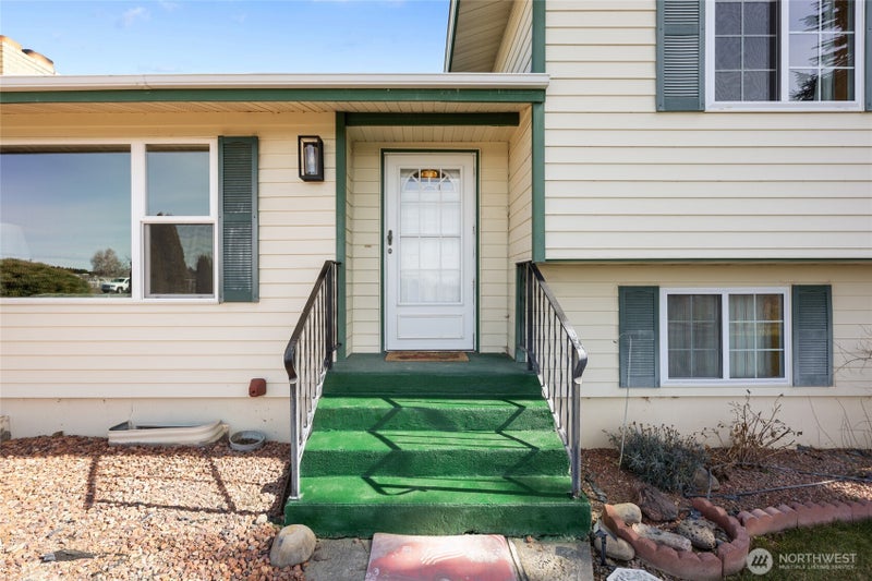 6919 D.5 Road NE
