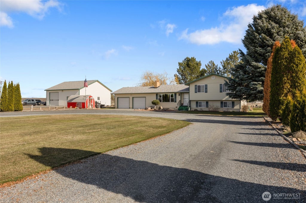 Photo of 6919 D.5 Road NE, Moses Lake, WA 98837 (MLS # 2575001)