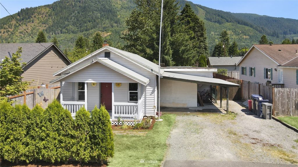 Photo of 610 S Emens Avenue, Darrington, WA 98241 (MLS # 1976112)