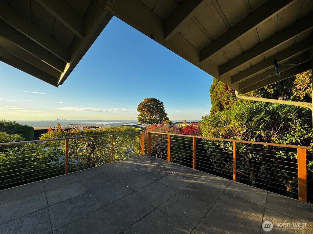Photo of 14000 Somerset Blvd BLVD SE, Bellevue, WA 98006 (MLS # 2593458)