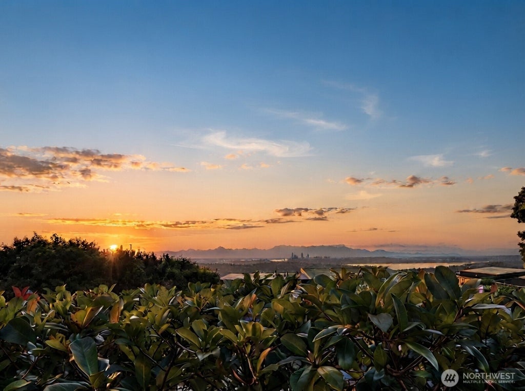 Photo of 14000 Somerset Blvd BLVD SE, Bellevue, WA 98006 (MLS # 2593458)