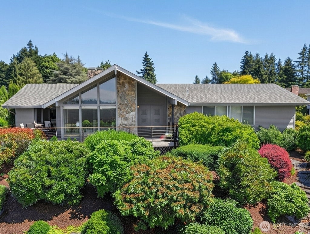 Photo of 14000 Somerset Blvd BLVD SE, Bellevue, WA 98006 (MLS # 2593458)