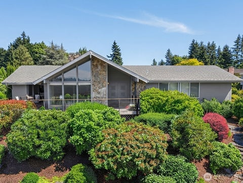 Photo of 14000 Somerset Blvd BLVD SE, Bellevue, WA 98006 (MLS # 2593458)