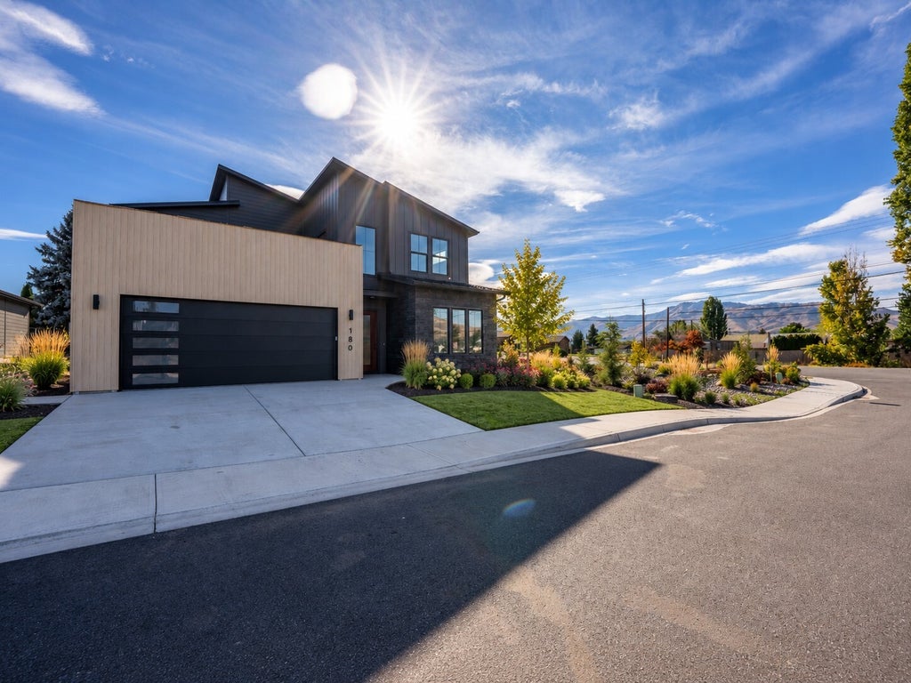 Photo of 180 Chadwick St ST NW, East Wenatchee, WA 98802 (MLS # 2597833)
