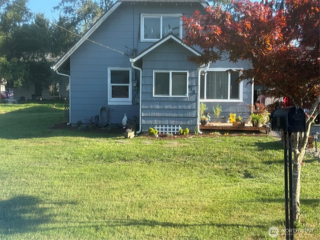 Photo of 915 Thomas Street, Aberdeen, WA 98520 (MLS # 2566090)