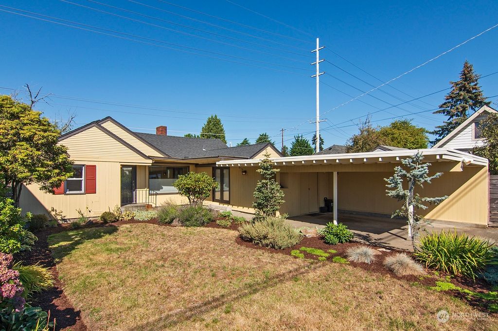 Photo of 10103 Fremont Avenue N, Seattle, WA 98133 (MLS # 2286022)