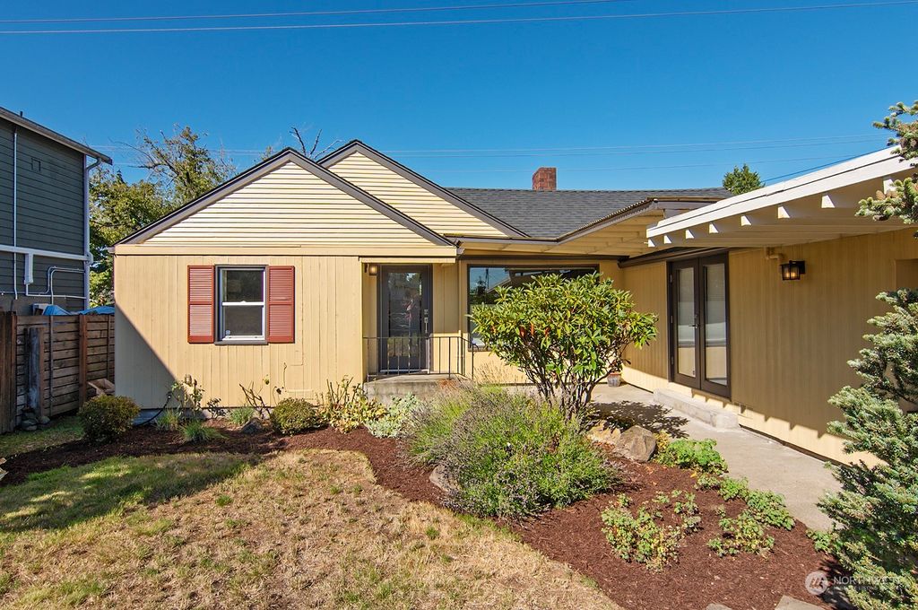 Photo of 10103 Fremont Avenue N, Seattle, WA 98133 (MLS # 2286022)