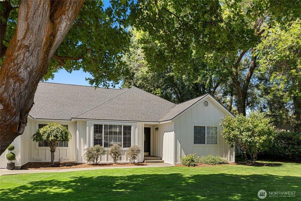 Photo of 1403 N Thayer Avenue, Ellensburg, WA 98926 (MLS # 2560398)