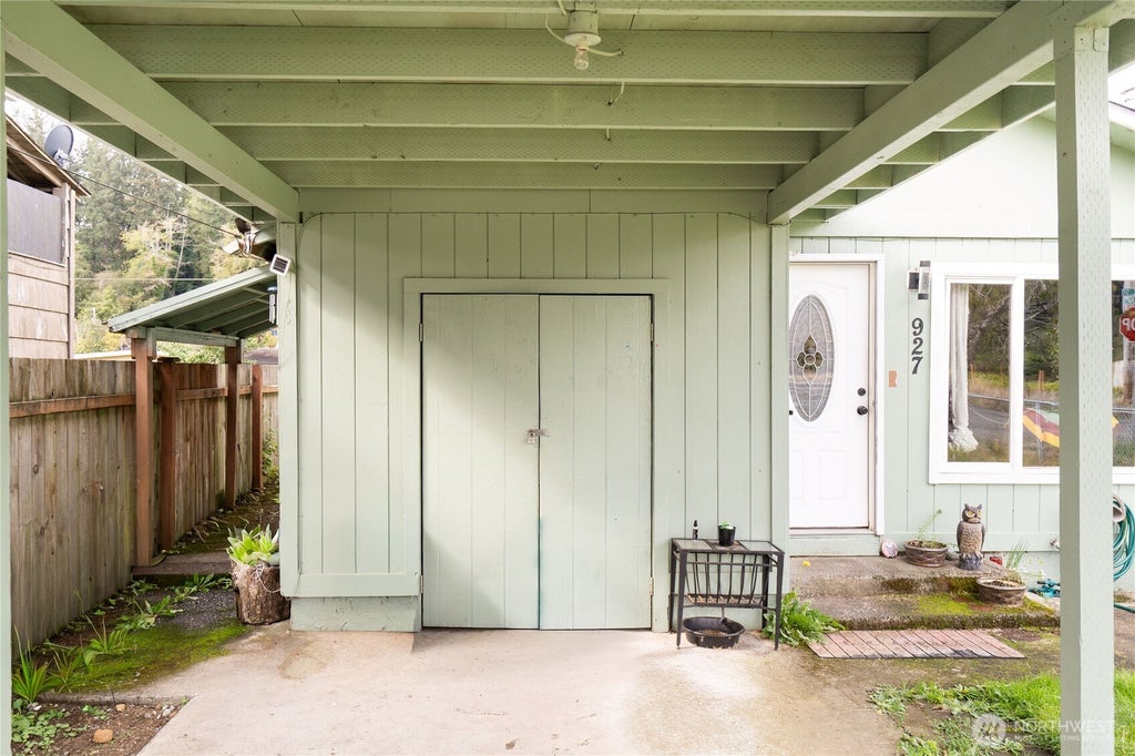 Photo of 927 Monroe Street, Hoquiam, WA 98550 (MLS # 2592316)