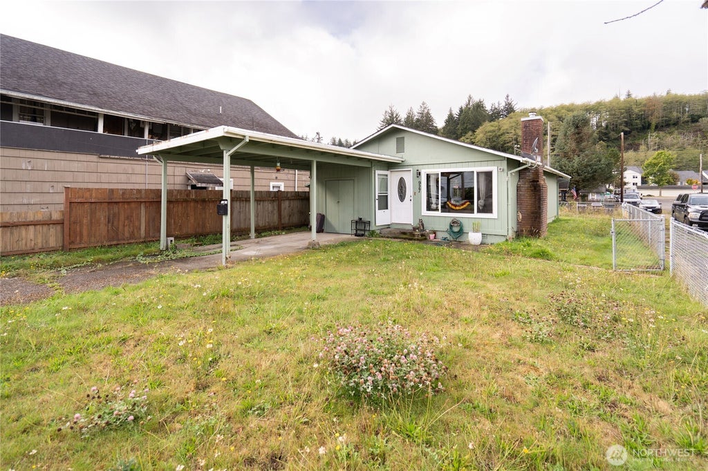 Photo of 927 Monroe Street, Hoquiam, WA 98550 (MLS # 2592316)