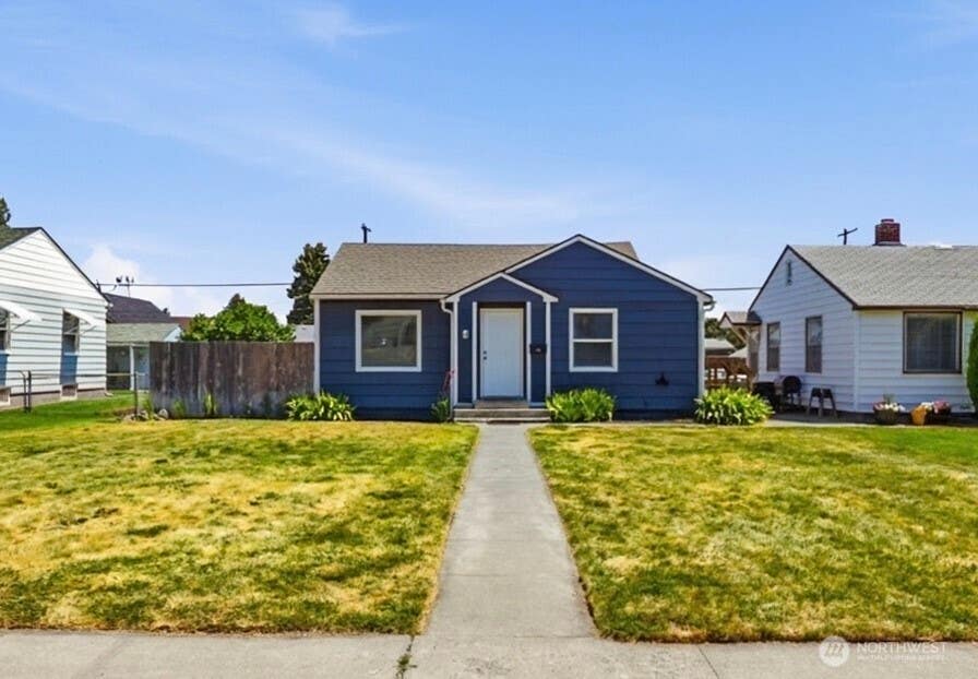 Photo of 236 F Street SW, Ephrata, WA 98823 (MLS # 2557009)