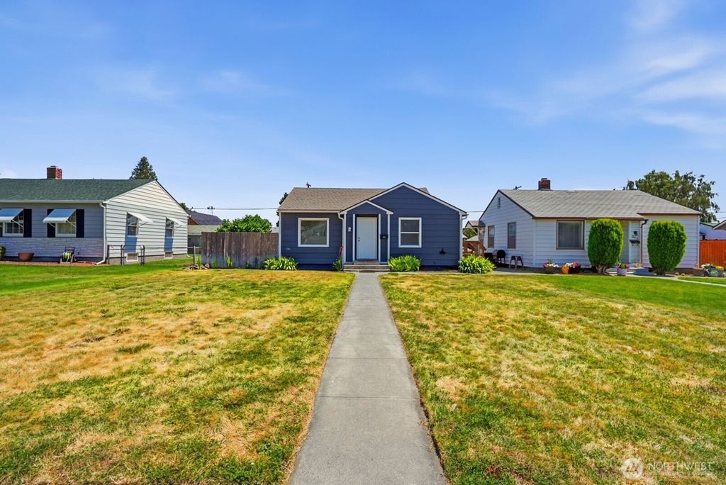 Photo of 236 F Street SW, Ephrata, WA 98823 (MLS # 2557009)