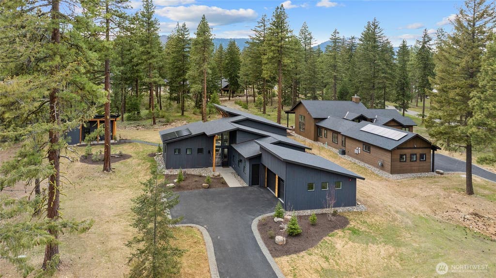 Photo of 1980 Wanawish Loop, Cle Elum, WA 98922 (MLS # 2563095)