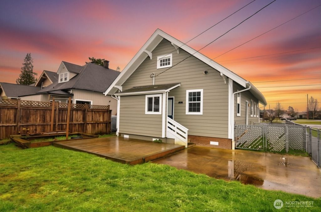 Photo of 401 Emerson Avenue, Hoquiam, WA 98550 (MLS # 2472420)