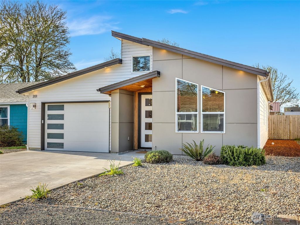 Photo of 201 24th Street NE, Long Beach, WA 98631 (MLS # 2497640)