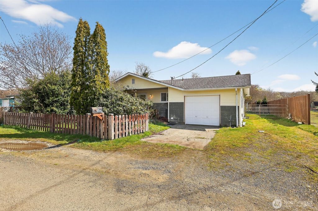 Photo of 1010 Coolidge Road, Aberdeen, WA 98520 (MLS # 2501309)