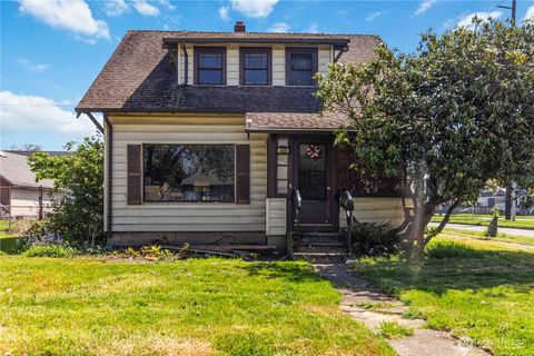 Photo of 406 15th Avenue, Longview, WA 98632 (MLS # 2519924)