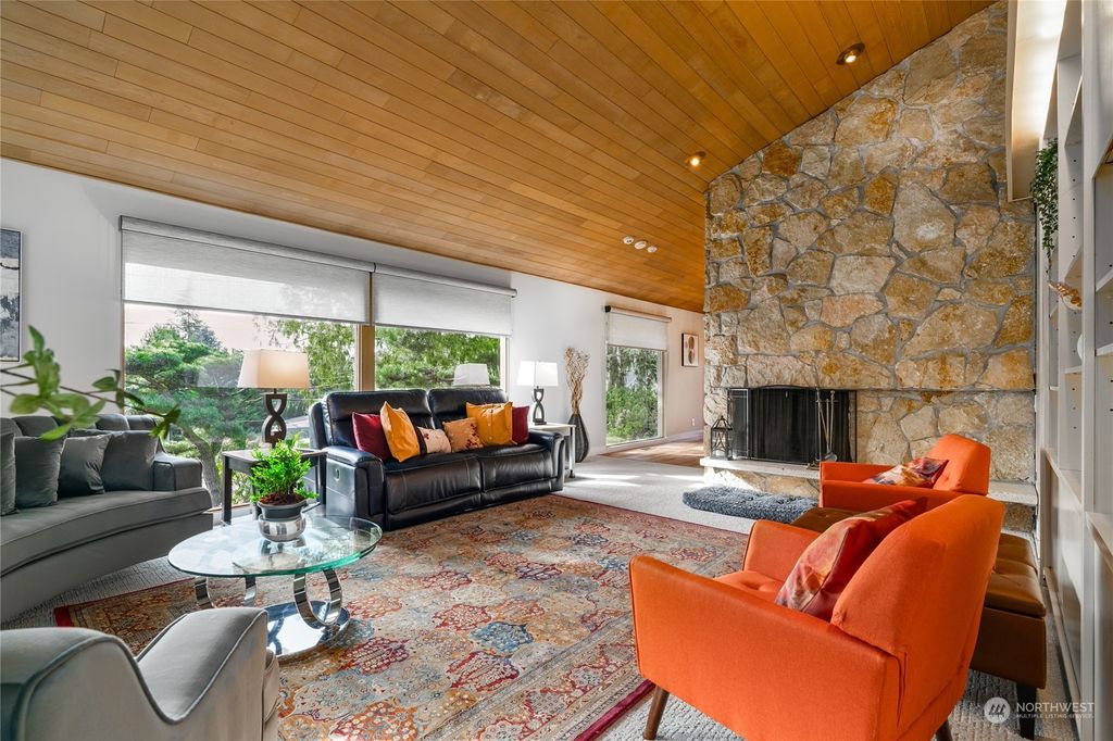 Photo of 4204 85th Avenue SE, Mercer Island, WA 98040 (MLS # 2211127)