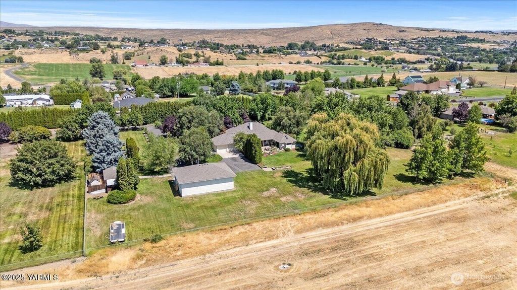Photo of 621 Friedline Drive, Yakima, WA 98908 (MLS # 2462823)