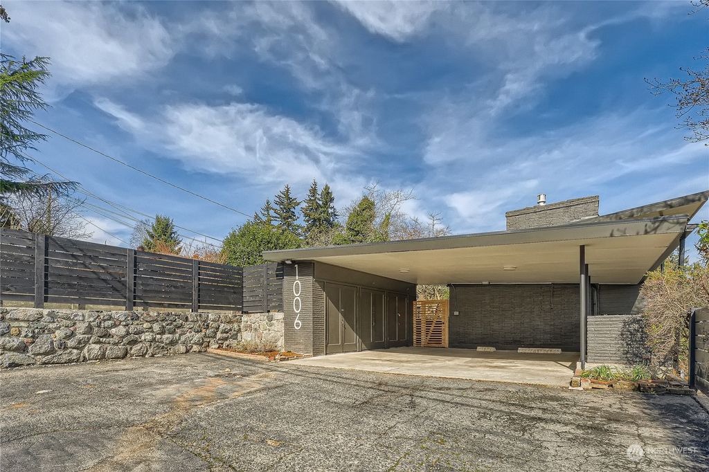 Photo of 1006 S 206th Street, Des Moines, WA 98198 (MLS # 2047932)