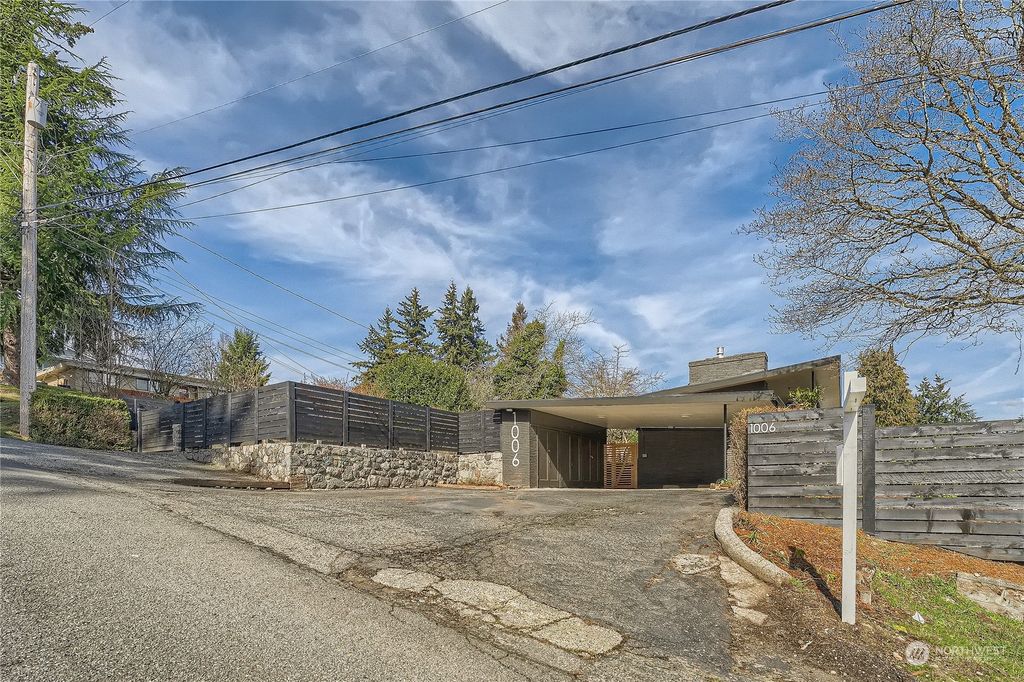 Photo of 1006 S 206th Street, Des Moines, WA 98198 (MLS # 2047932)