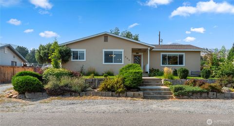 Photo of 406 Marie Avenue, Wenatchee, WA 98801 (MLS # 2432363)