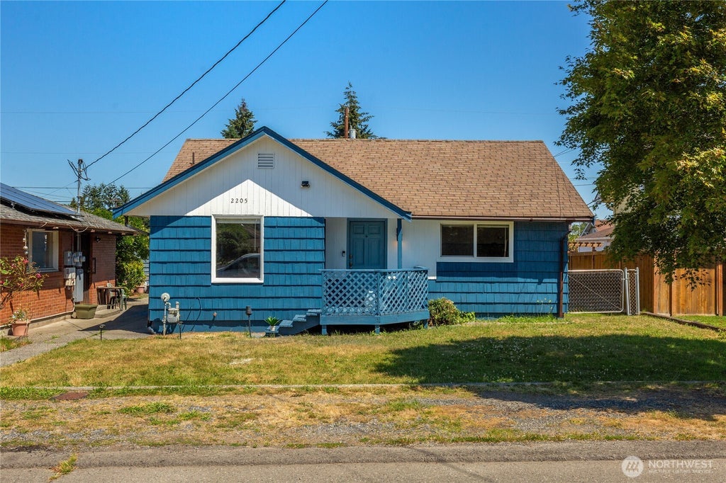 Photo of 2205 Columbia Ave AVE, Everett, WA 98203 (MLS # 2586660)