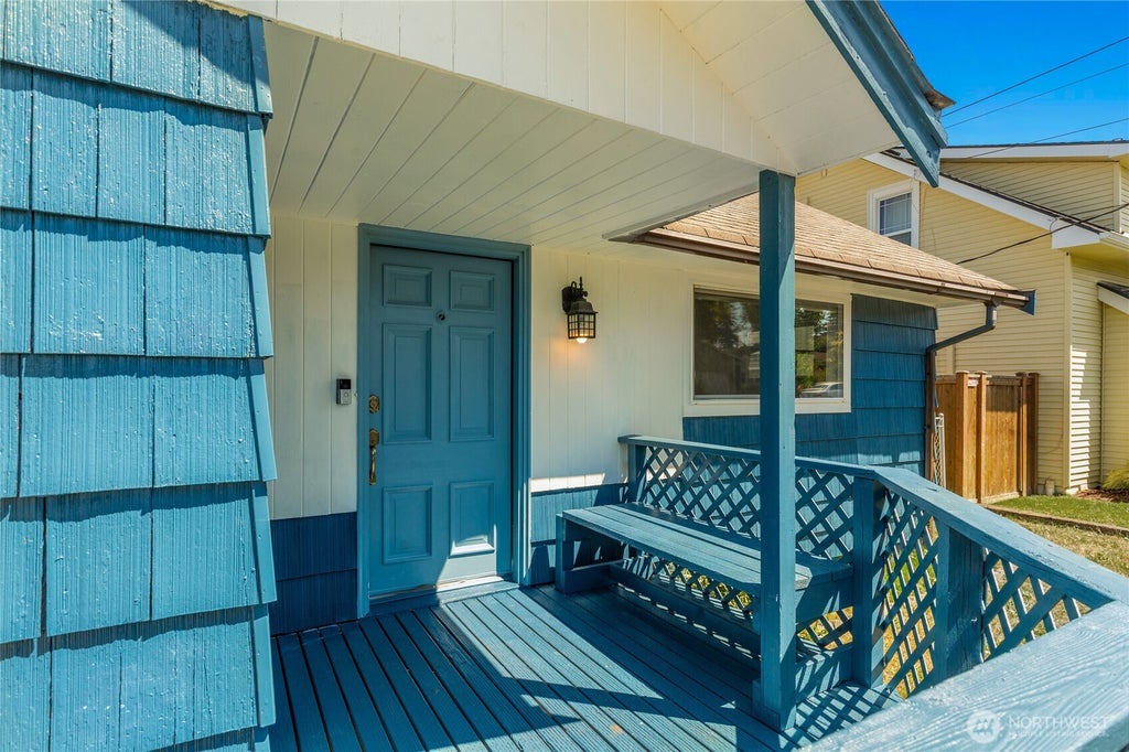 Photo of 2205 Columbia Ave AVE, Everett, WA 98203 (MLS # 2586660)