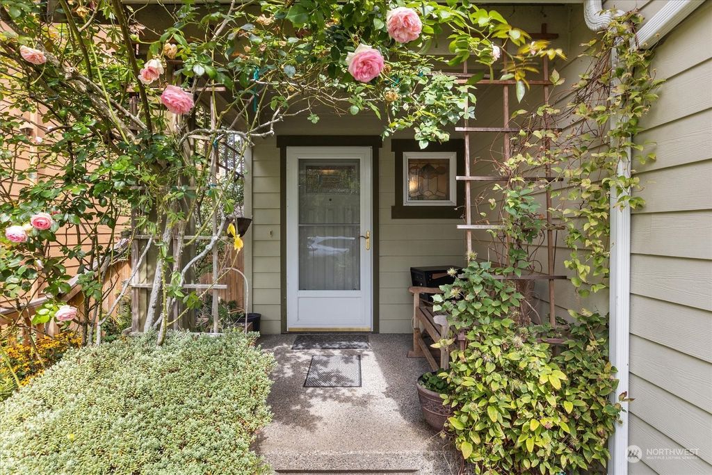 Photo of 230 NW Holly Street, Issaquah, WA 98027 (MLS # 2158515)