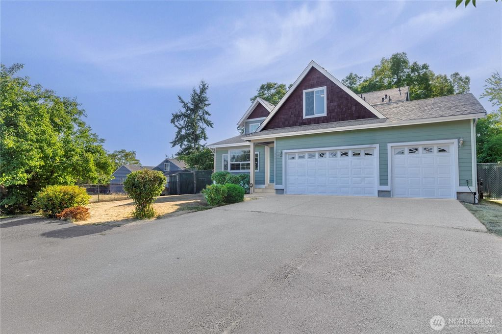 Photo of 13437 10th Avenue S, Burien, WA 98168 (MLS # 2411865)