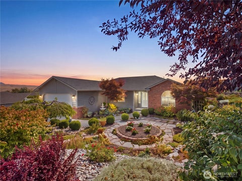 Photo of 2304 Canyon Hills Drive, East Wenatchee, WA 98802 (MLS # 2582693)