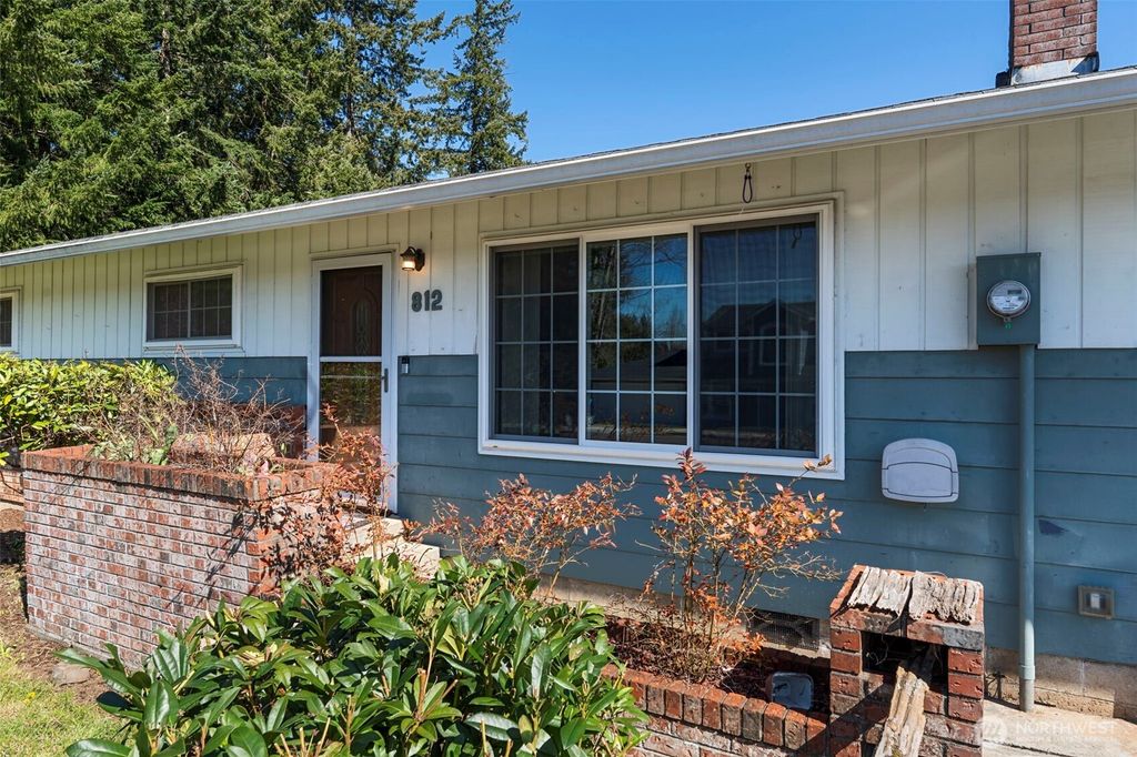 Photo of 812 3rd Avenue NE, Chehalis, WA 98532 (MLS # 2501007)