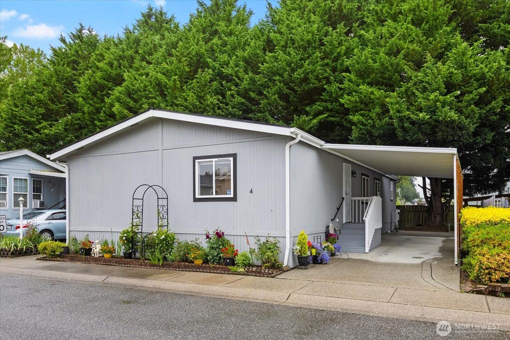 Photo of 11100 4th Avenue W #4, Everett, WA 98204 (MLS # 2567587)