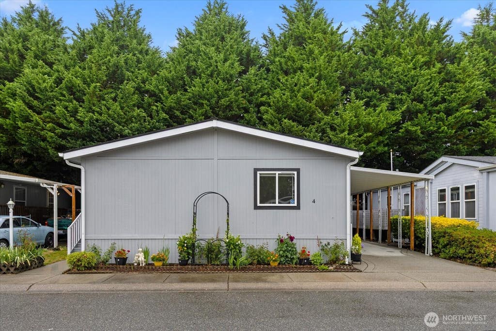 Photo of 11100 4th Avenue W #4, Everett, WA 98204 (MLS # 2567587)