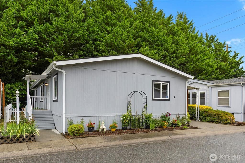 Photo of 11100 4th Avenue W #4, Everett, WA 98204 (MLS # 2567587)