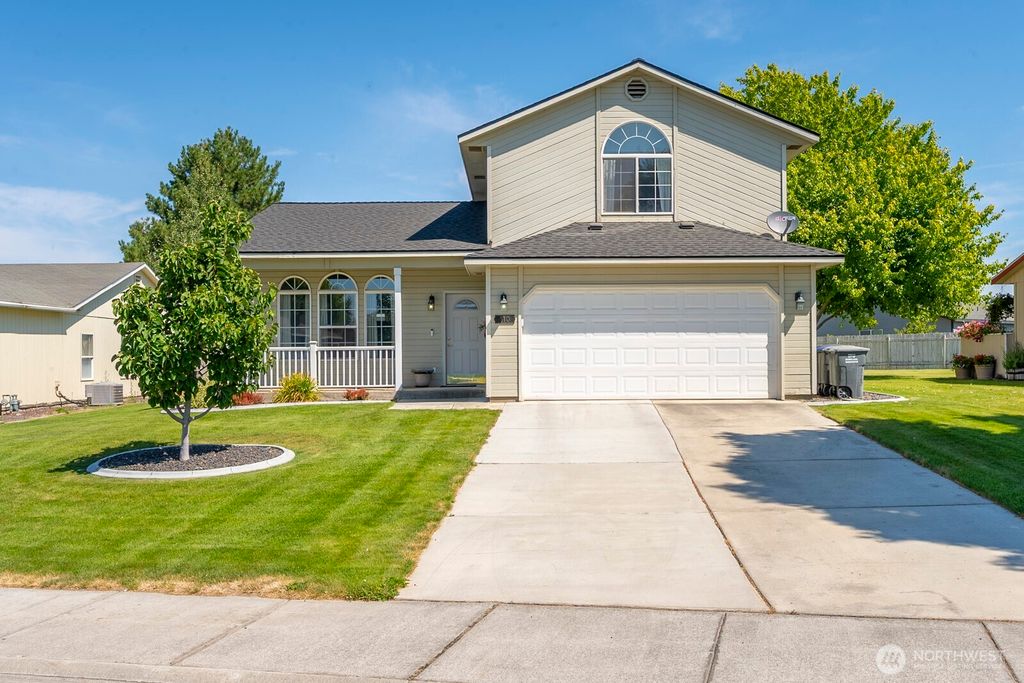 Photo of 110 E Belair Dr, Moses Lake, WA 98837 (MLS # 2486079)