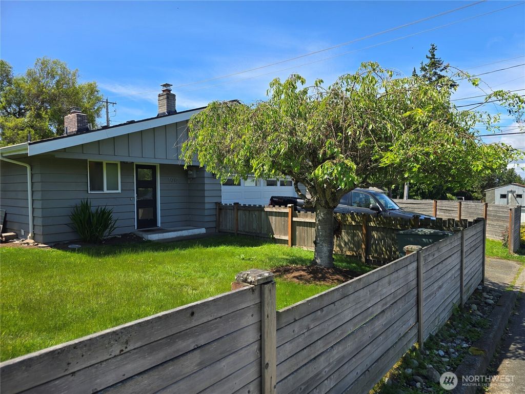 Photo of 1012 9th Avenue N, Edmonds, WA 98020 (MLS # 2378911)