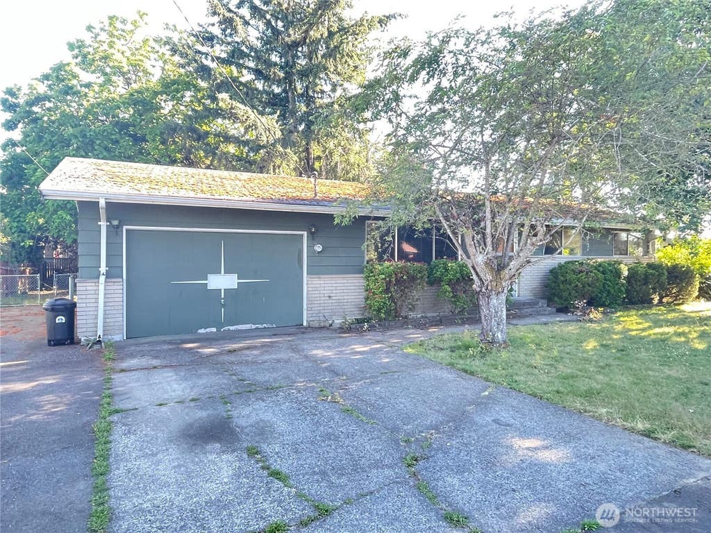 Photo of 10833 SE 218th Street, Kent, WA 98031 (MLS # 2555420)