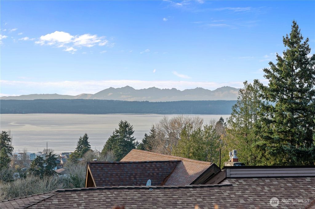 Photo of 1619 S 226th Place, Des Moines, WA 98198 (MLS # 2455993)