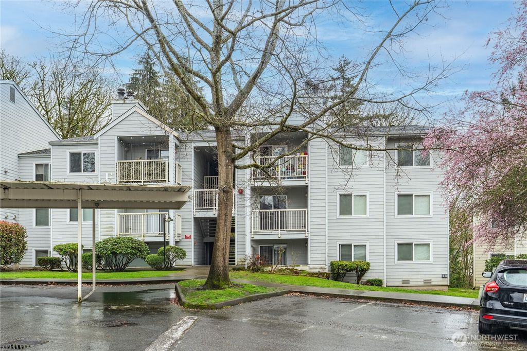 Photo of 975 Aberdeen Avenue NE #F207, Renton, WA 98056 (MLS # 2483210)