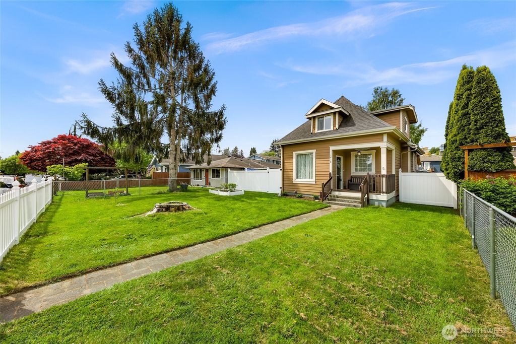 Photo of 1418 Maple Street, Everett, WA 98201 (MLS # 2519420)