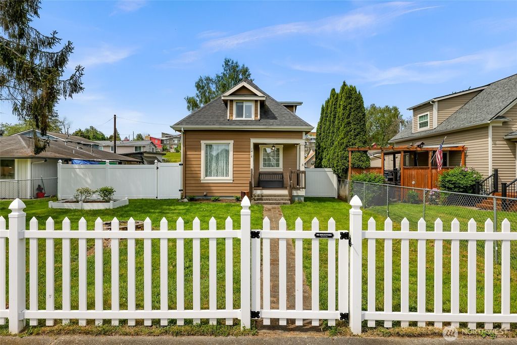 Photo of 1418 Maple Street, Everett, WA 98201 (MLS # 2519420)