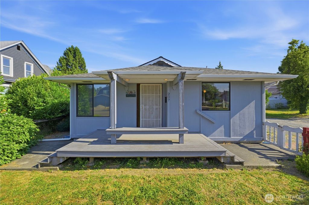 Photo of 207 E E 84th St Street, Tacoma, WA 98445 (MLS # 2557940)
