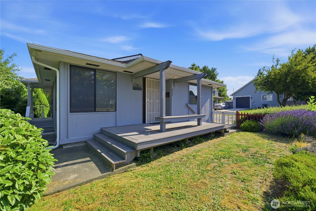 Photo of 207 E E 84th St Street, Tacoma, WA 98445 (MLS # 2557940)