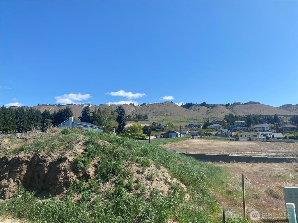 Photo of 169 Harold Street NE, East Wenatchee, WA 98802 (MLS # 2509931)