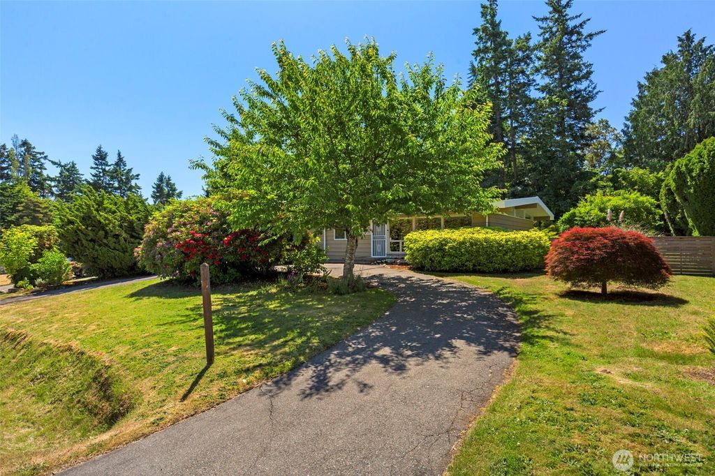 Photo of 1611 SW 131st Street, Burien, WA 98146 (MLS # 2390459)