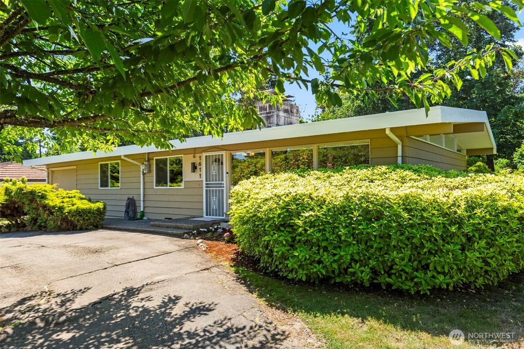 Photo of 1611 SW 131st Street, Burien, WA 98146 (MLS # 2390459)