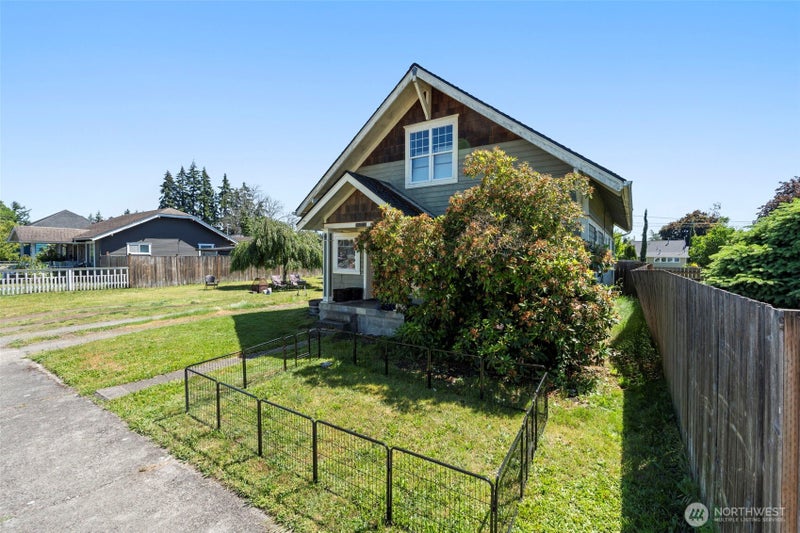 1208 W Pear Street